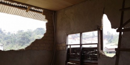 Indonesian quake injures scores, shakes popular tourist spot